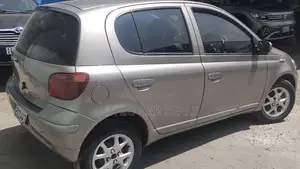 Toyota Vitz 2004 Silver