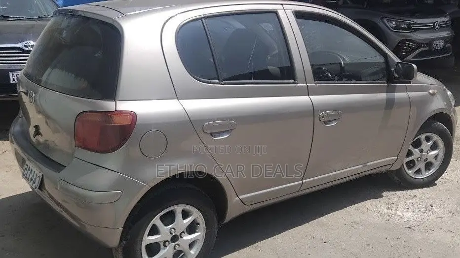 Toyota Vitz 2004 Silver