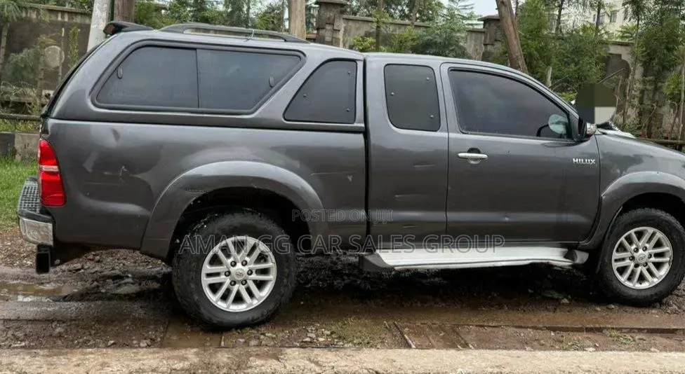 Toyota Hilux 2010 Black