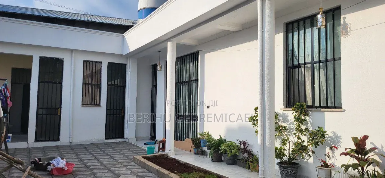 3bdrm House in ኣያት, Bole for sale