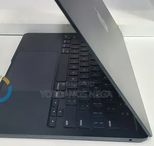 New Laptop Apple MacBook Pro 2022 M2 8GB Apple M2 SSD 256GB