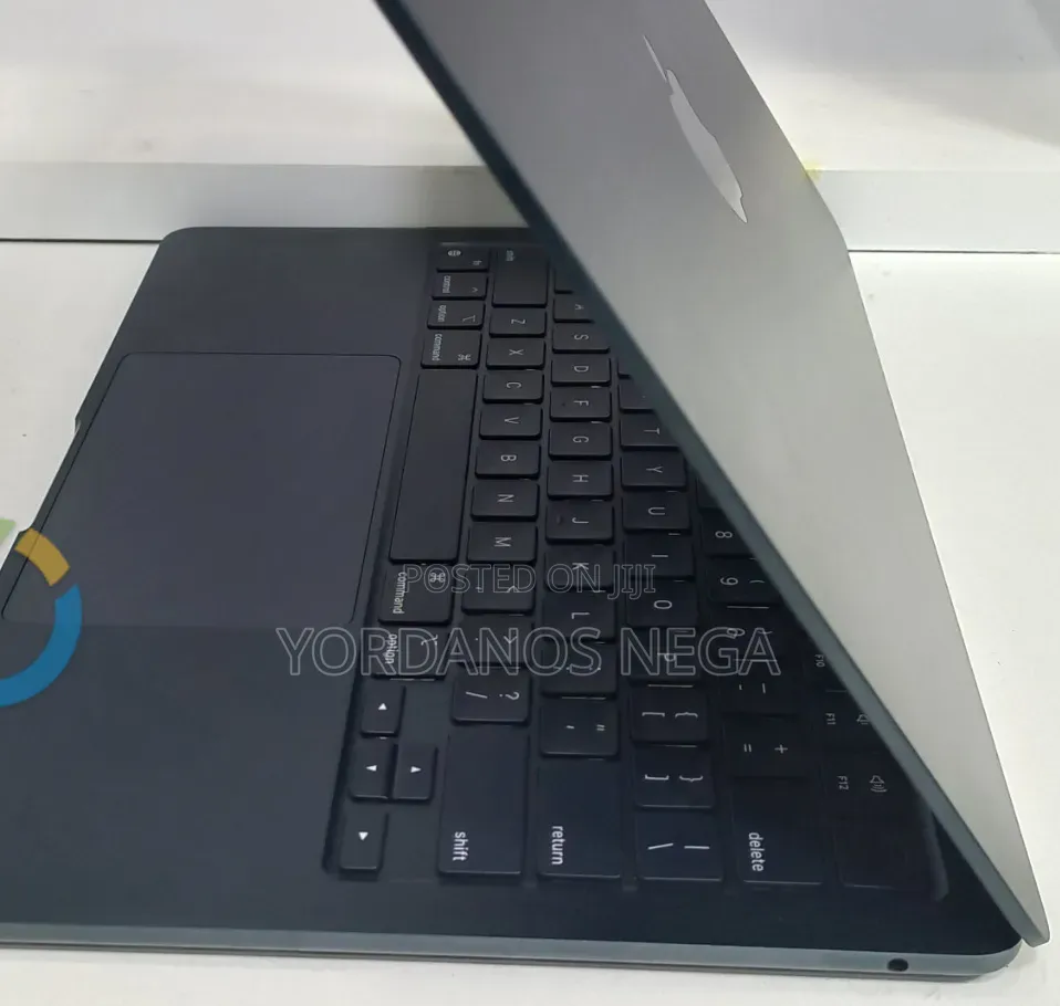 New Laptop Apple MacBook Pro 2022 M2 8GB Apple M2 SSD 256GB