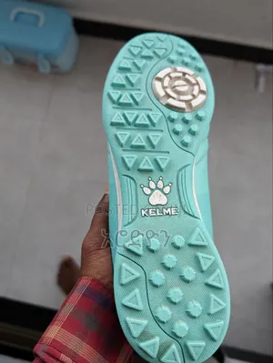 Kelme Original Brand Footsal Shoe. የፉትሳል ሜዳ ቶርሽን የኳስ ጫማ