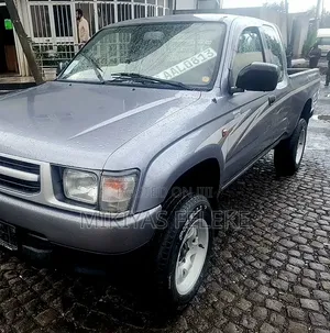 Toyota Hilux 2000 Gray