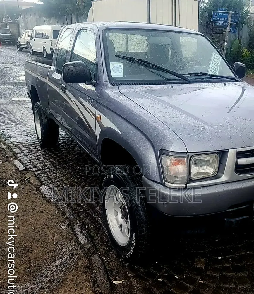 Toyota Hilux 2000 Gray