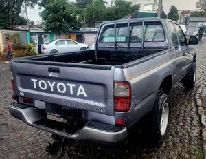 Toyota Hilux 2000 Gray