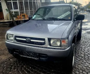 Toyota Hilux 2000 Gray