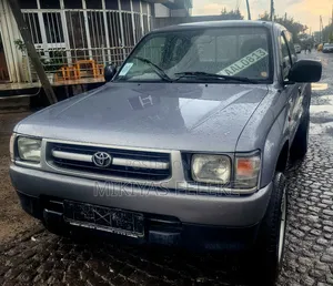 Toyota Hilux 2000 Gray