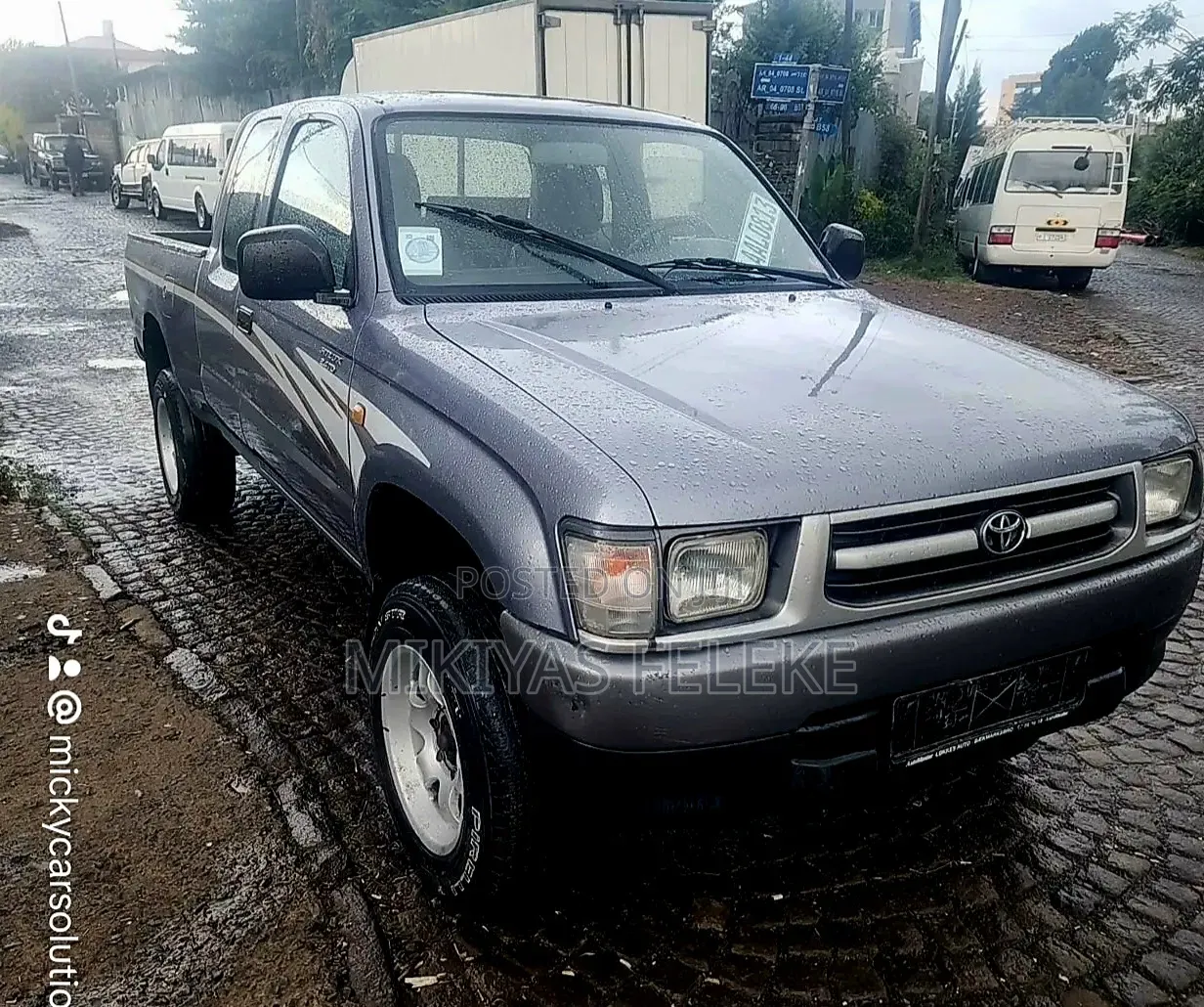 Toyota Hilux 2000 Gray