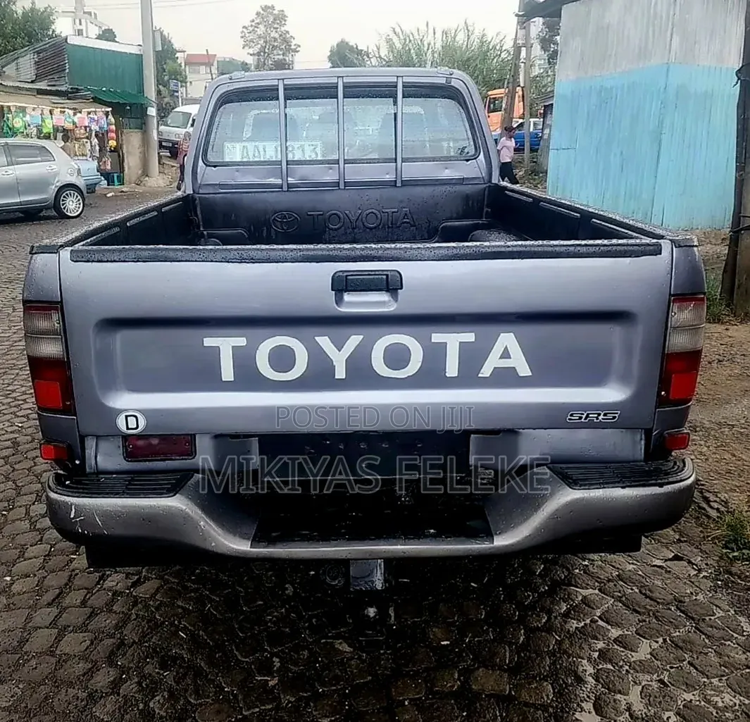 Toyota Hilux 2000 Gray