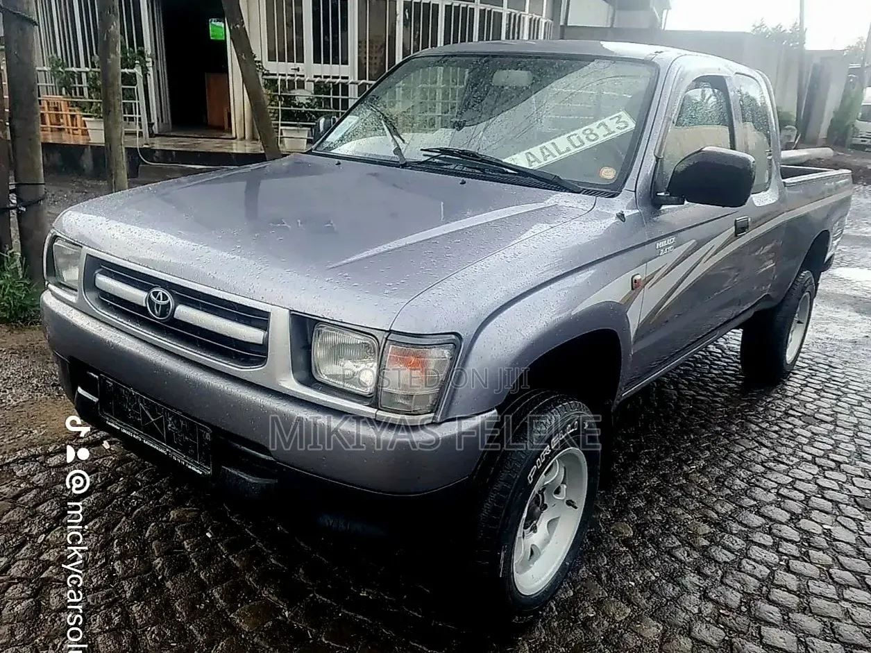 Toyota Hilux 2000 Gray
