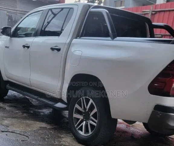 Toyota Hilux 2020 White