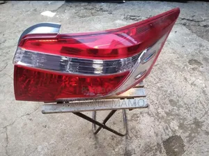 Toyota Yaris የኋላ የቀኝ መብራት የፋብሪካው ትንሽ ምት ያለው