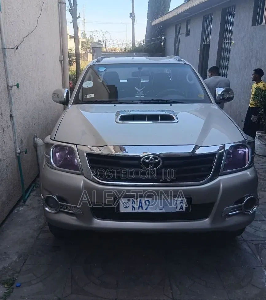 Toyota Hilux 2012 Gold