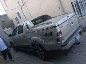 Toyota Hilux 2012 Gold