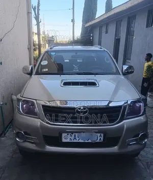 Toyota Hilux 2012 Gold
