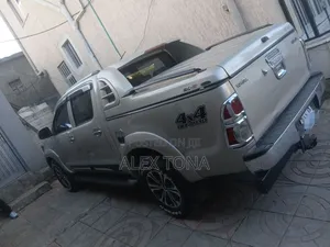 Toyota Hilux 2012 Gold