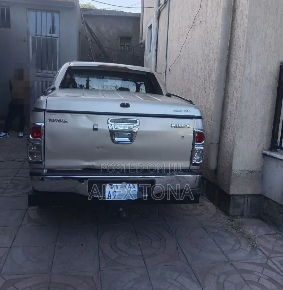 Toyota Hilux 2012 Gold