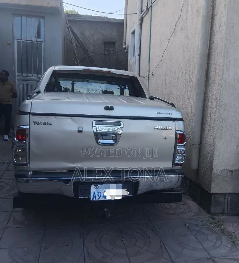 Toyota Hilux 2012 Gold