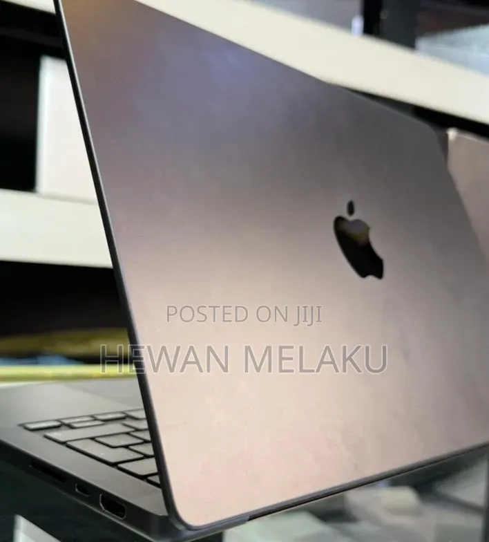New Laptop Apple MacBook Pro 2025 M5 16GB Apple M5 Pro SSD 512GB