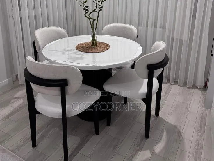 Premium 4 Seaters Dining Table for Clever Spaces. የምግብ ጠረጴዛ