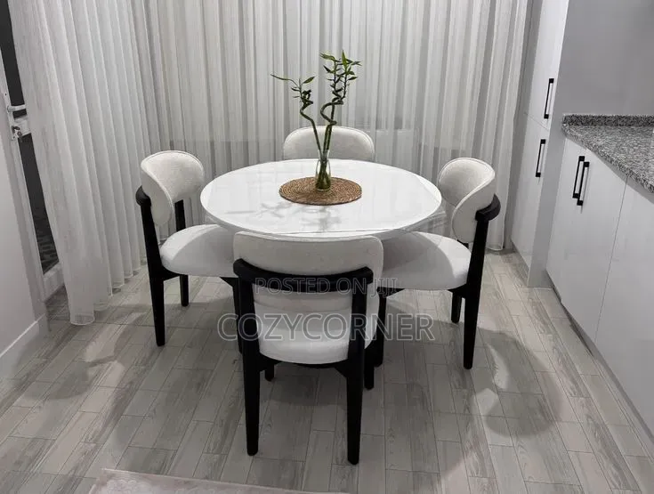 Premium 4 Seaters Dining Table for Clever Spaces. የምግብ ጠረጴዛ