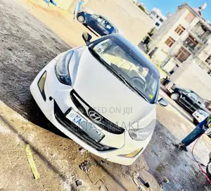 Hyundai Elantra Limited Sedan FWD (1.8L 4cyl 6A) 2013 White