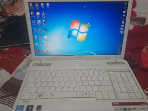 Laptop Toshiba Satellite L750D 1GB Intel Core i3 HDD 128GB