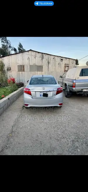 Toyota Yaris SE Hatchback 5dr 2015 Silver