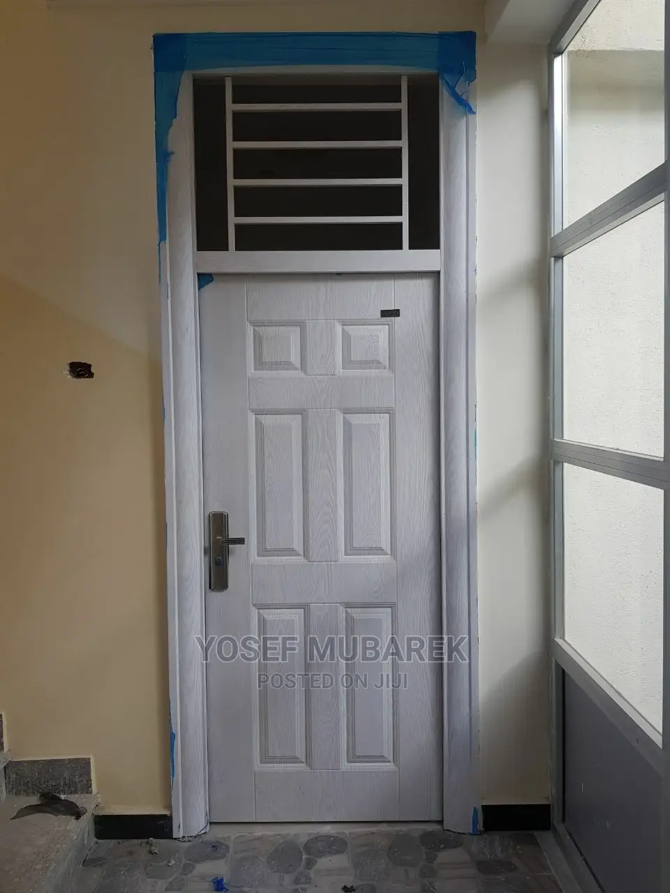 የ ውስጥ እና ውጭ በሮች