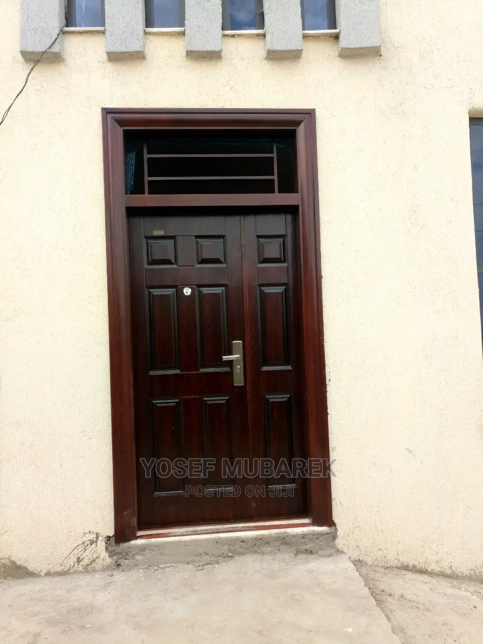 የ ውስጥ እና ውጭ በሮች