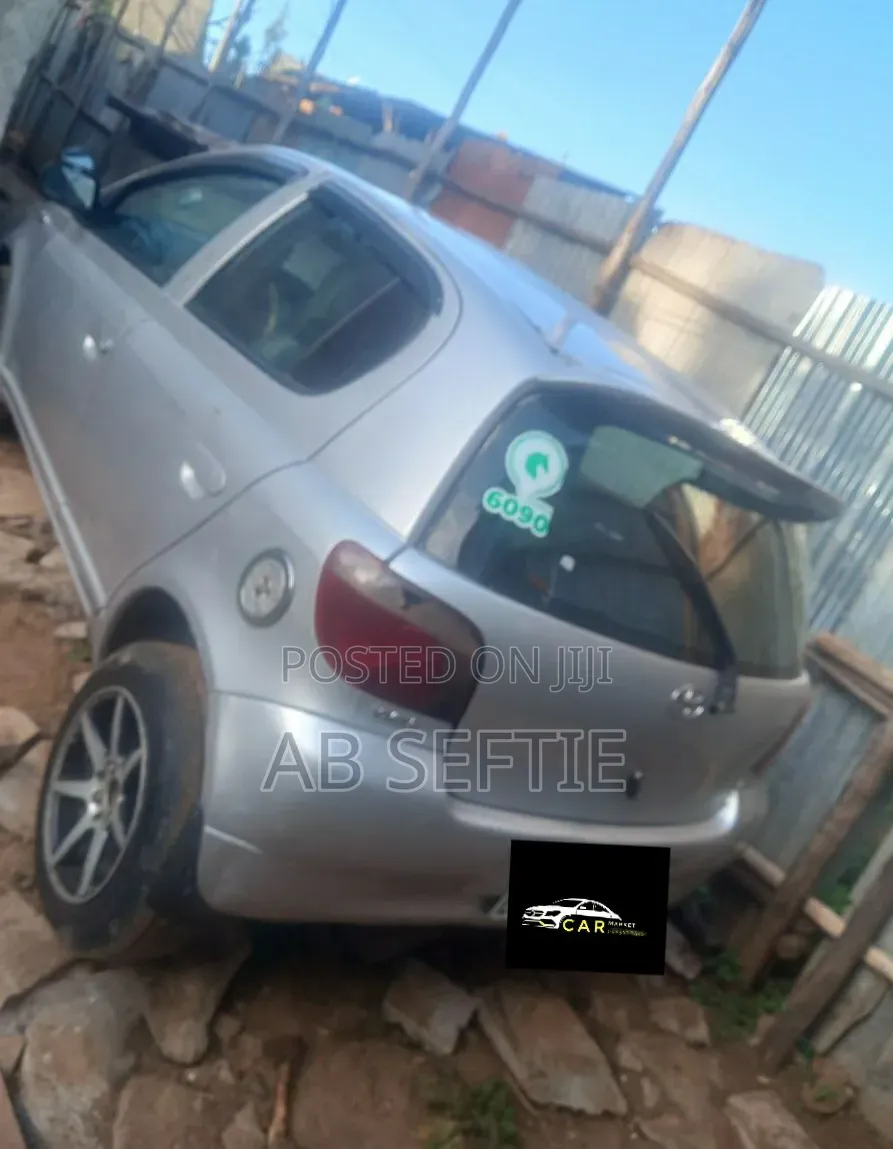 Toyota Vitz 2001 Silver