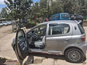 Toyota Vitz 2001 Silver