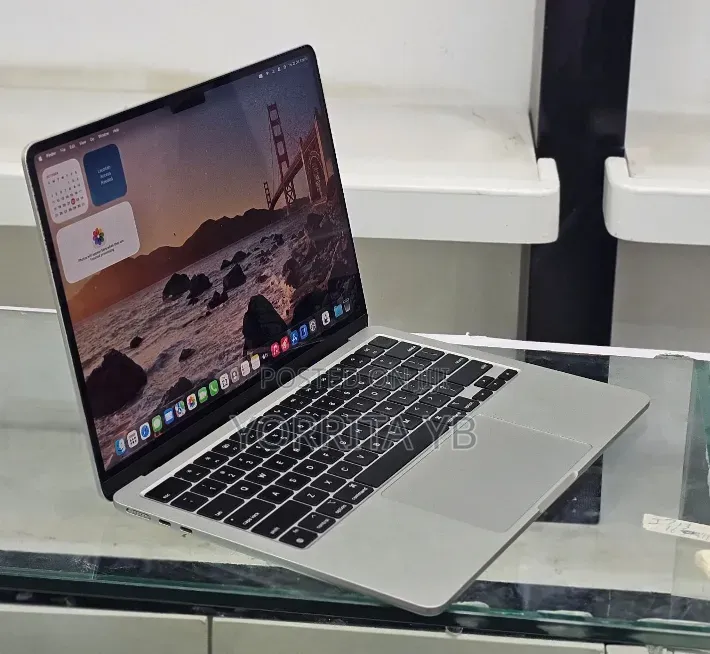 New Laptop Apple MacBook Pro 2022 M2 8GB SSD 256GB