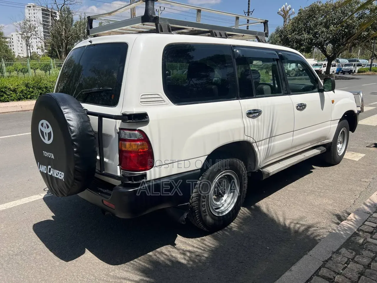Toyota Land Cruiser 1999 White