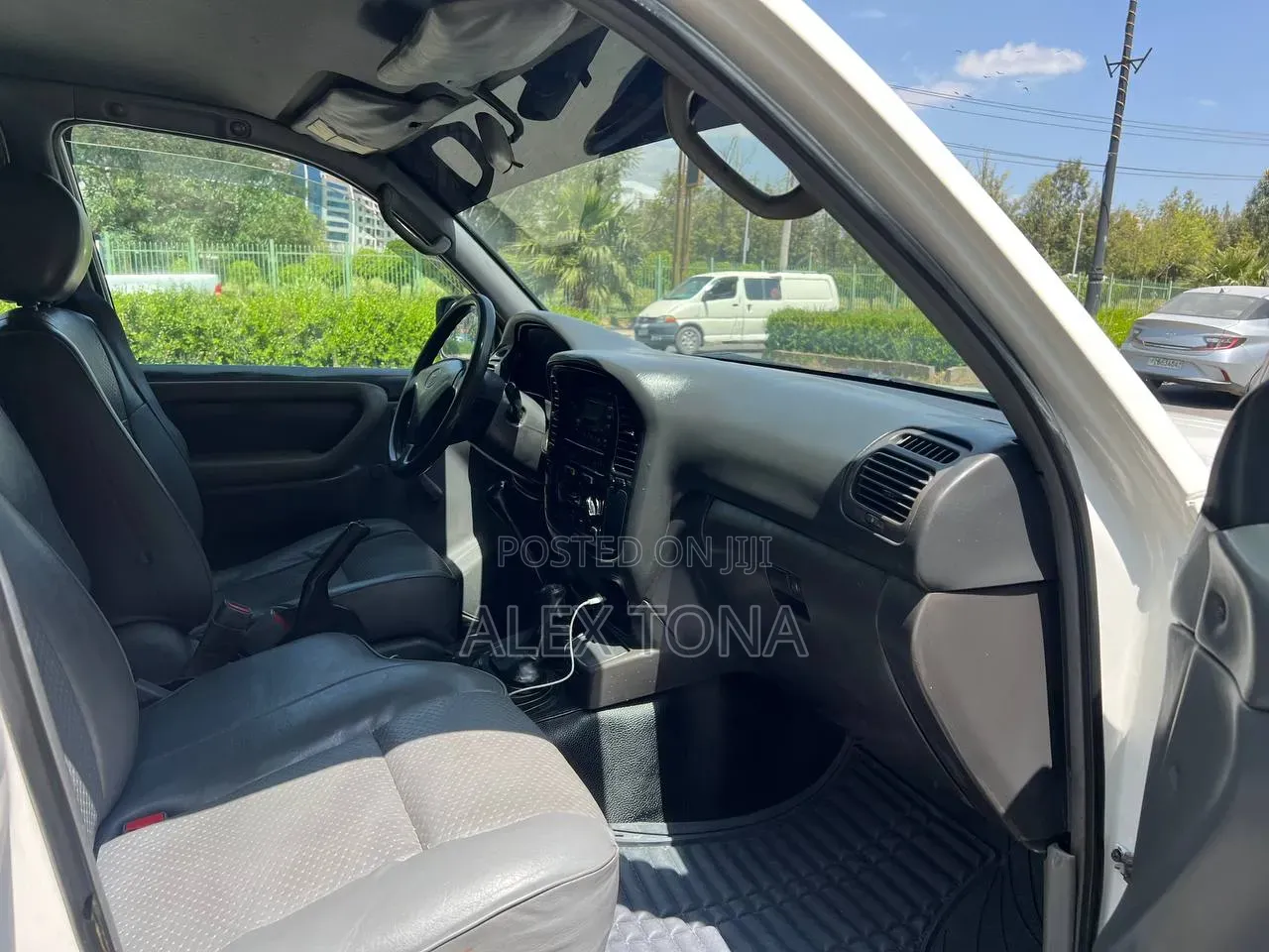 Toyota Land Cruiser 1999 White