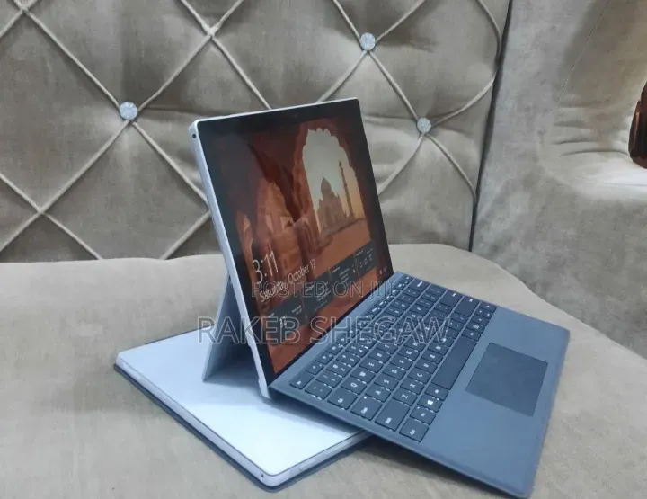 New Laptop Microsoft Surface 8GB Intel Core i5 SSD 256GB