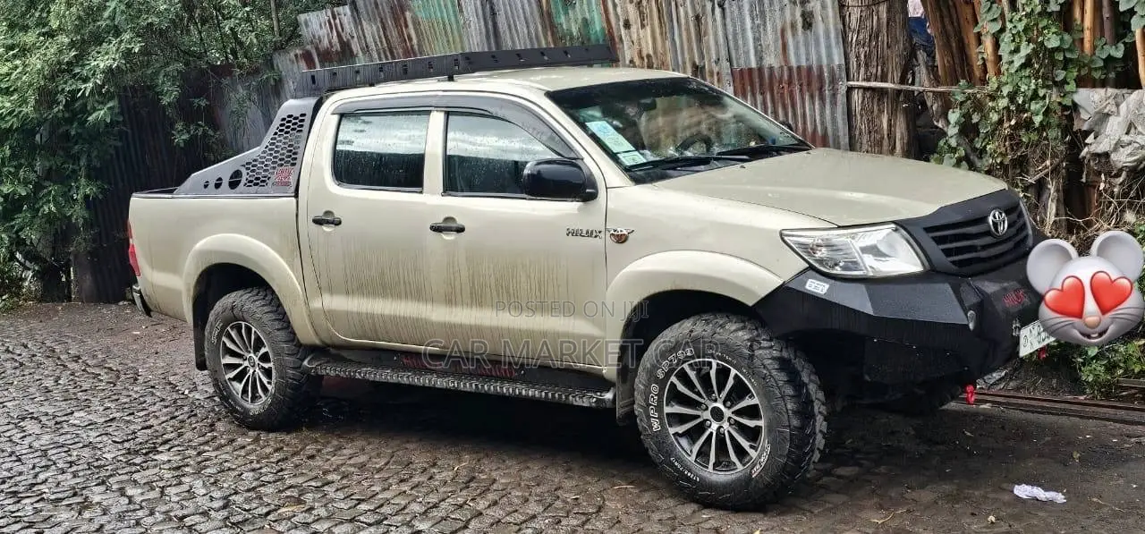 Toyota Hilux 2.5 D-4D 4X4 SRX 2012 Gold