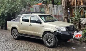 Toyota Hilux 2.5 D-4D 4X4 SRX 2012 Gold