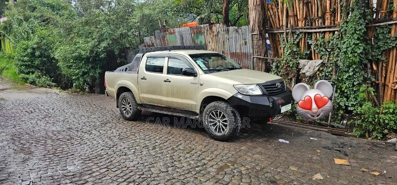 Toyota Hilux 2.5 D-4D 4X4 SRX 2012 Gold