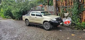 Toyota Hilux 2.5 D-4D 4X4 SRX 2012 Gold