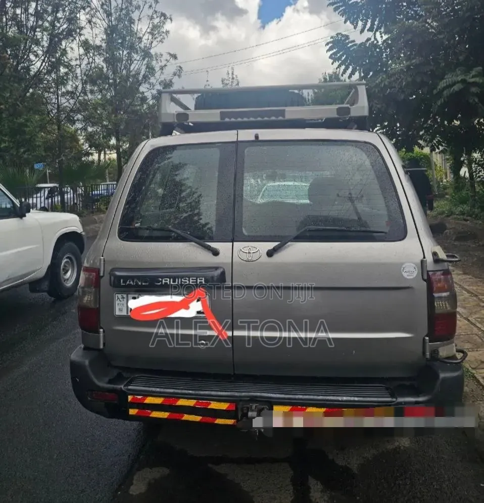 Toyota Land Cruiser 2005 Silver