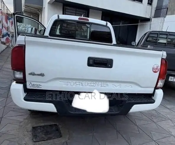 Toyota Tacoma 2018 White
