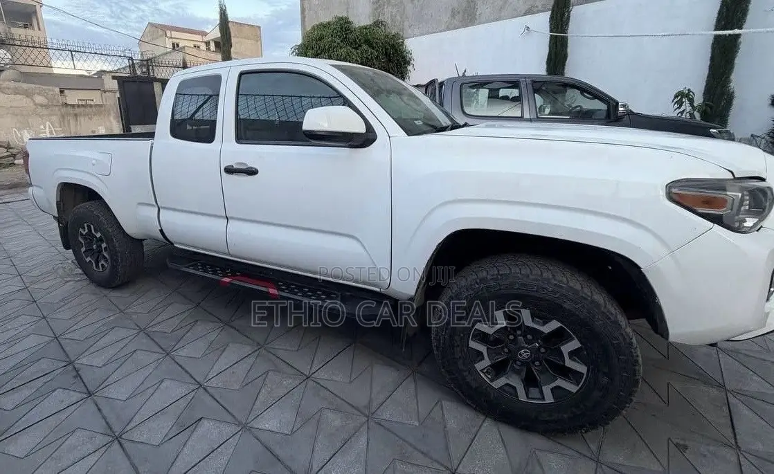 Toyota Tacoma 2018 White