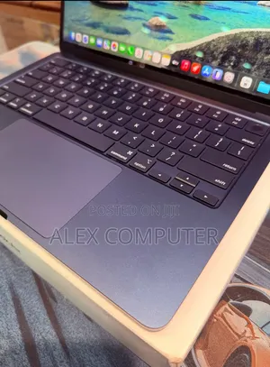 New Laptop Apple MacBook Air 2025 M4 16GB Apple M4 SSD 256GB