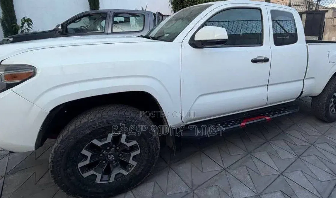 Toyota Tacoma 2018 White