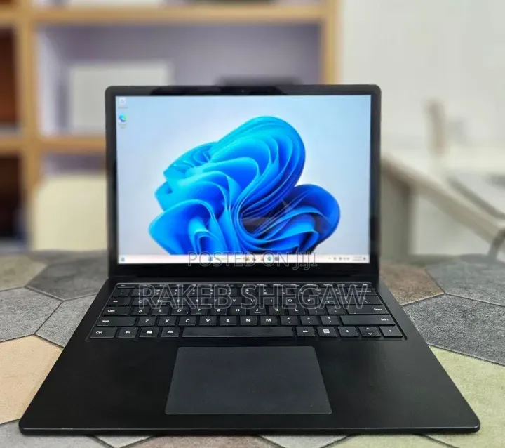 New Laptop Microsoft Surface 16GB Intel Core i7 SSD 512GB