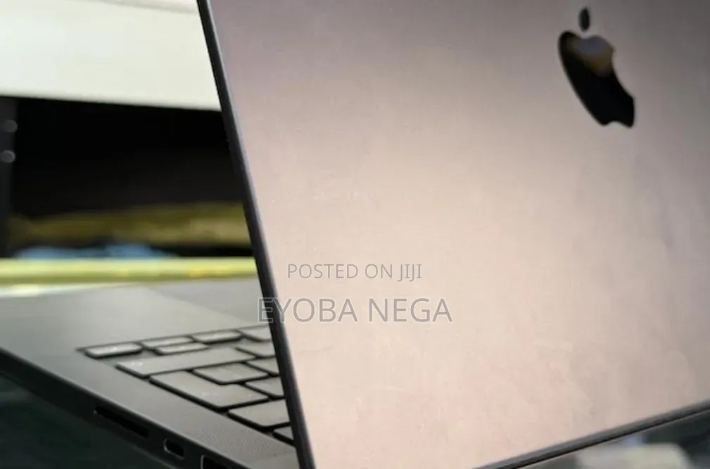 New Laptop Apple MacBook Pro 2025 M5 16GB Apple M5 Pro SSD 512GB