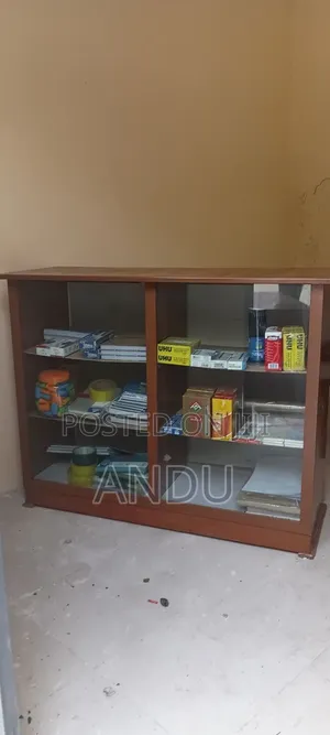 ለ ቢሮ ተስማሚ ባለ መስታወት ካቢኔት