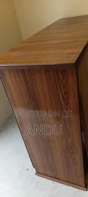 ለ ቢሮ ተስማሚ ባለ መስታወት ካቢኔት